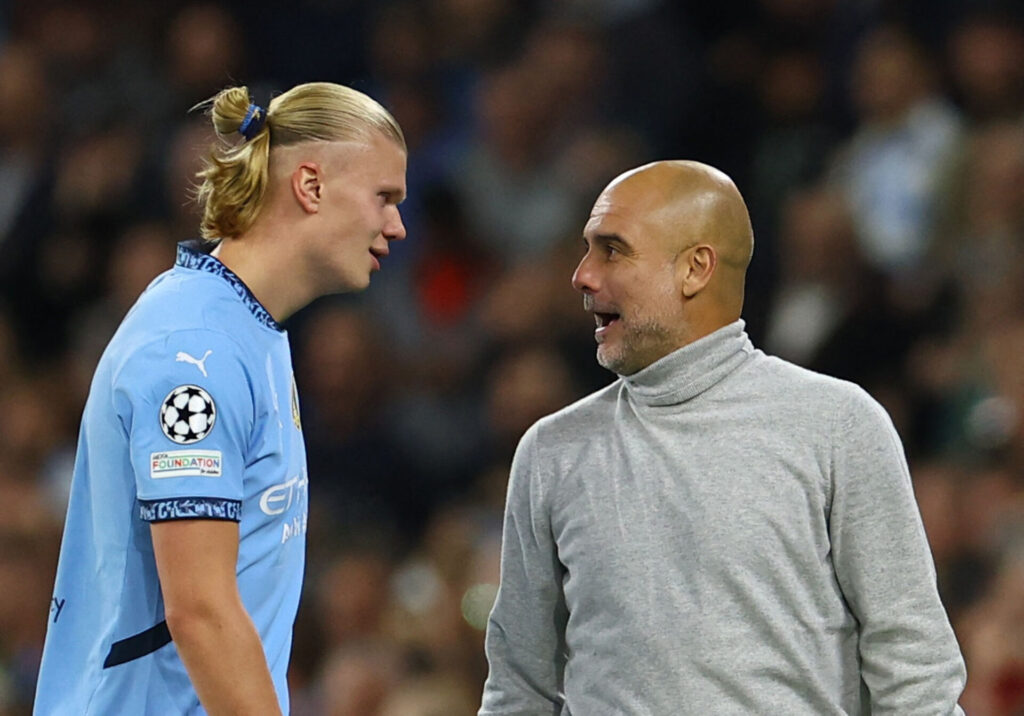 Erling Haaland smiler til Pep Guardiola.