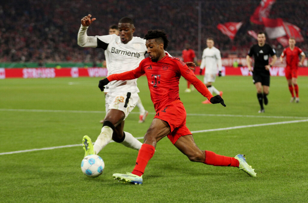 Kingsley Coman i en duel med Nordi Mukiele.