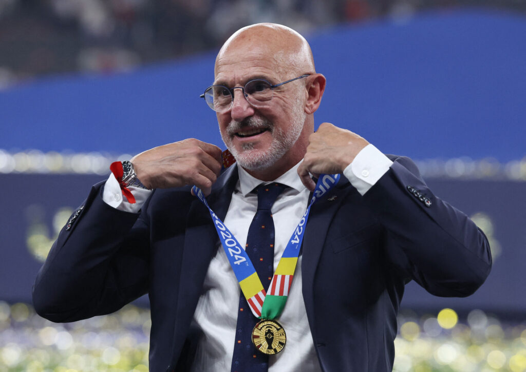 Luis de la Fuente med medalje om halsen