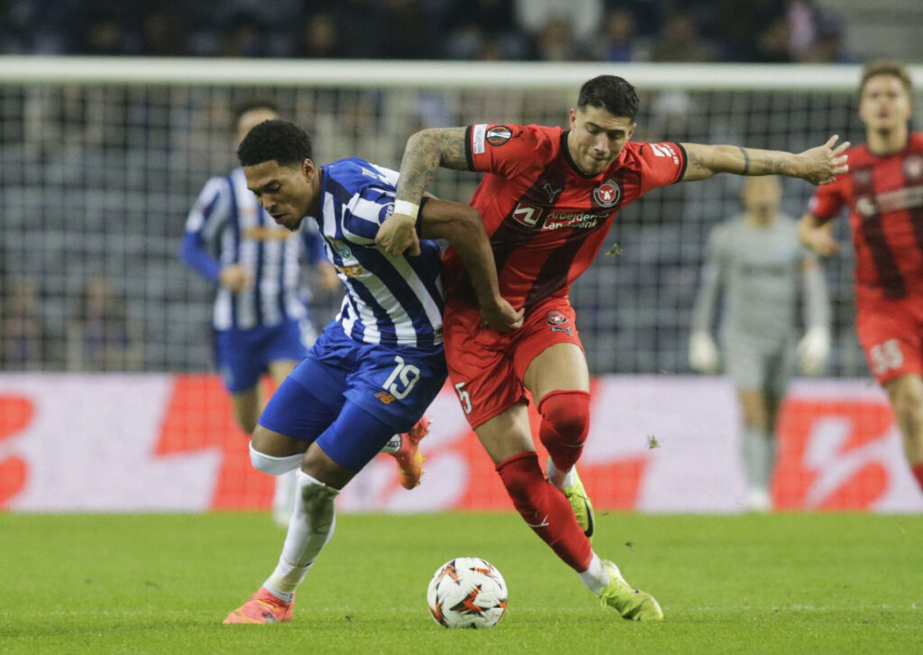 Emiliano Martinez i duel med Danny Namaso.