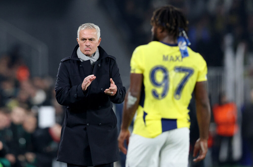 José Mourinho under en af Fenerbahces kampe.