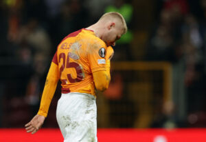 Victor Nelsson hiver op i trøjen.