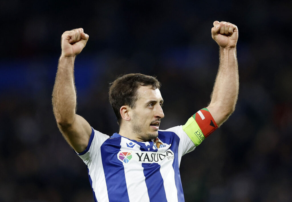 Mikel Oyarzabal hæver armene over hovedet under en kamp for Real Sociedad.