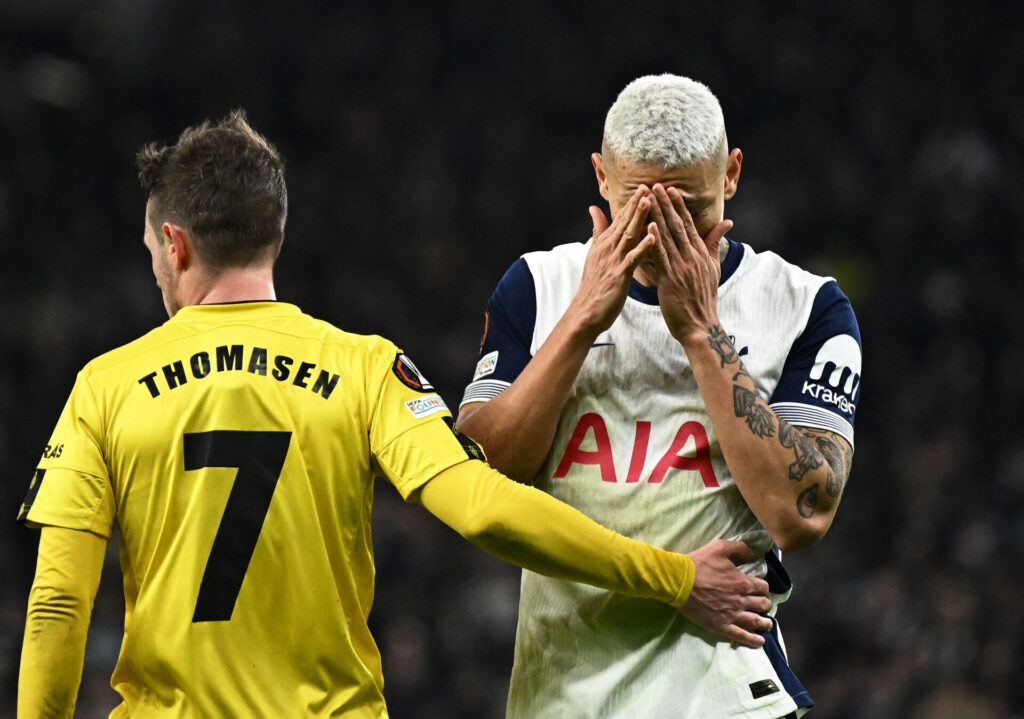 Elfsborgs Jens Jakob Thomasen i en kamp mod Tottenham og Richarlison.