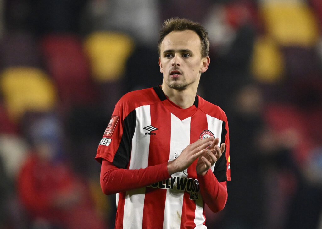 Mikkel Damsgaard under en FA Cup-kamp for Brentford.