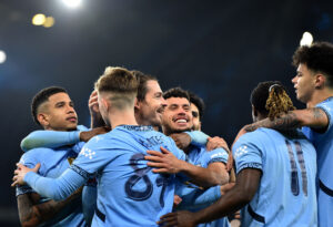 Manchester City-spillerne fejrer en scoring mod Salford City.