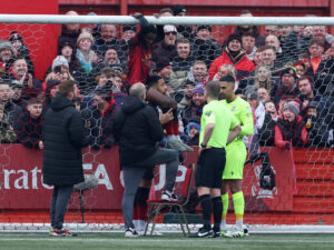 Tamworth ordner nettet i målet.