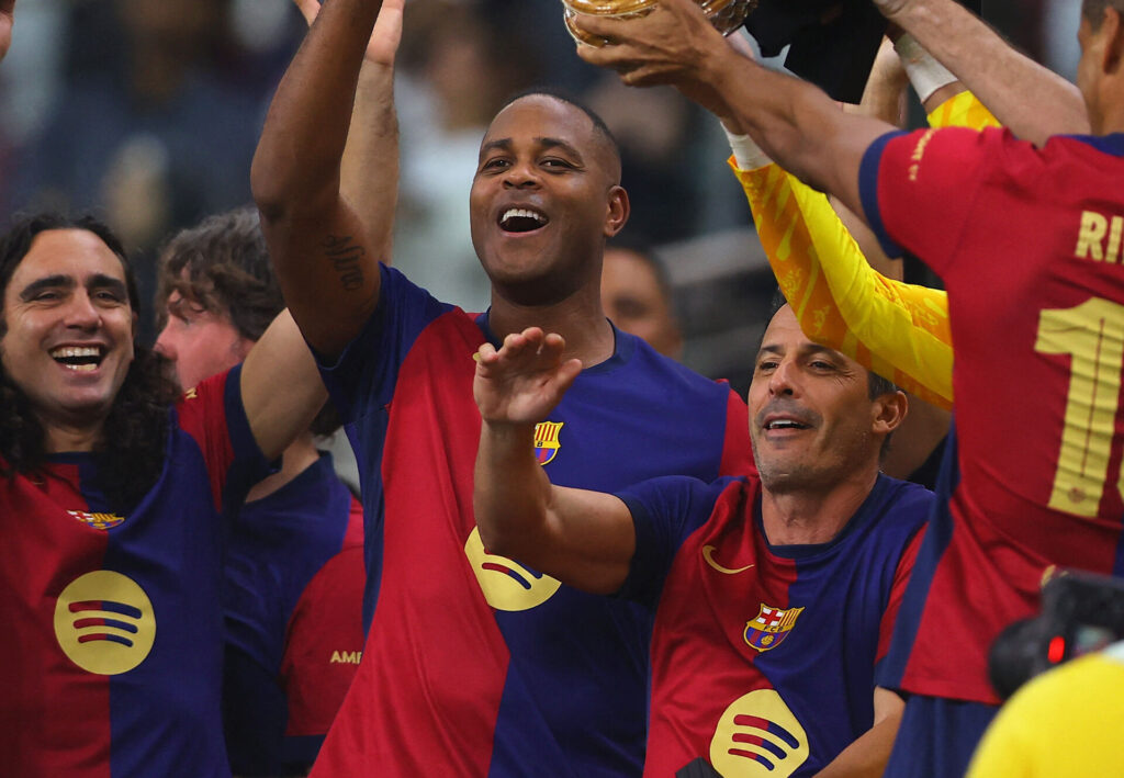 Patrick Kluivert klapper med Barcelonas spillere.