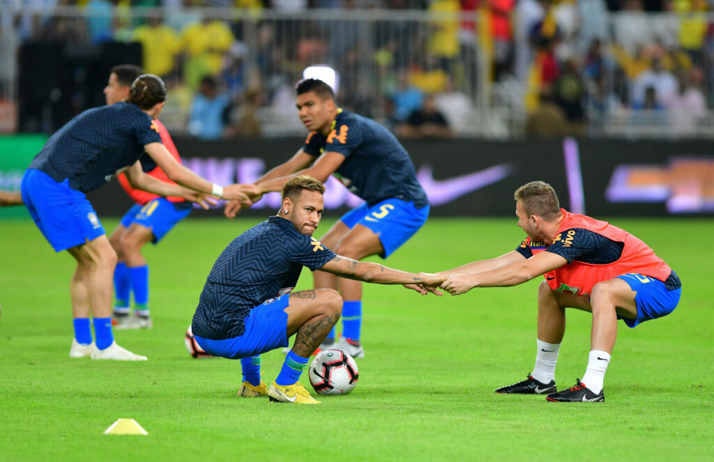 Neymar og Arthur Melo under opvarmningen før en landskamp for Brasilien.