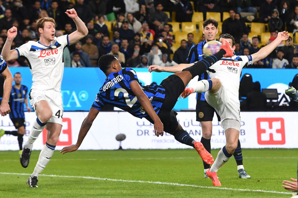 Inter- og Atalanta-spillere i duel under en kamp i den italienske Super Cup.