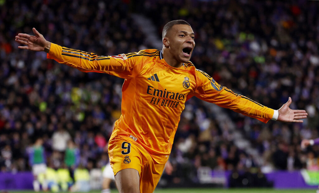 Kylian Mbappe fejrer en scoring i LaLiga for Real Madrid.