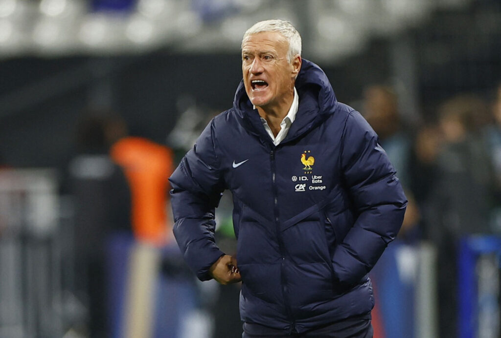 Didier Deschamps råber ind til sine spillere på banen