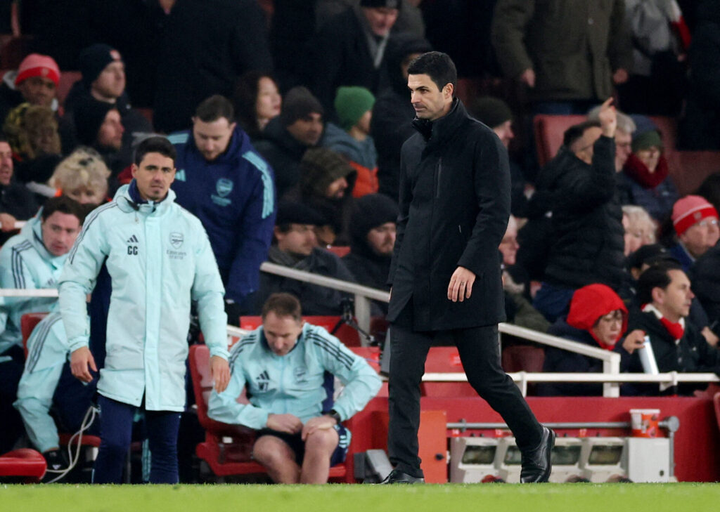 Mikel Arteta går på sidelinjen på Emirates Stadium.