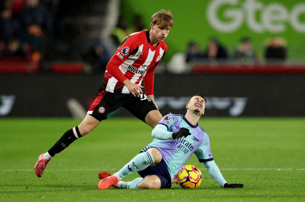 Mads Roerslev i en duel med Gabriel Martinelli.