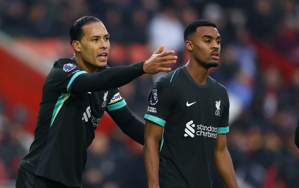 Van Dijk og Gravenberch i kamp for Liverpool.