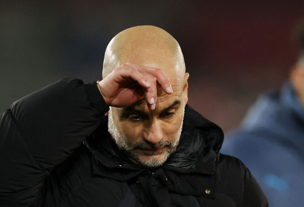 Guardiola kigger ned i jorden efer Citys 2-2 kamp mod Brentford i Premier League.