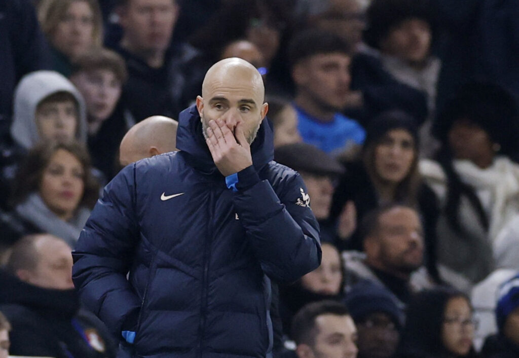 Enzo Mareca på sidelinjen for Chelsea.