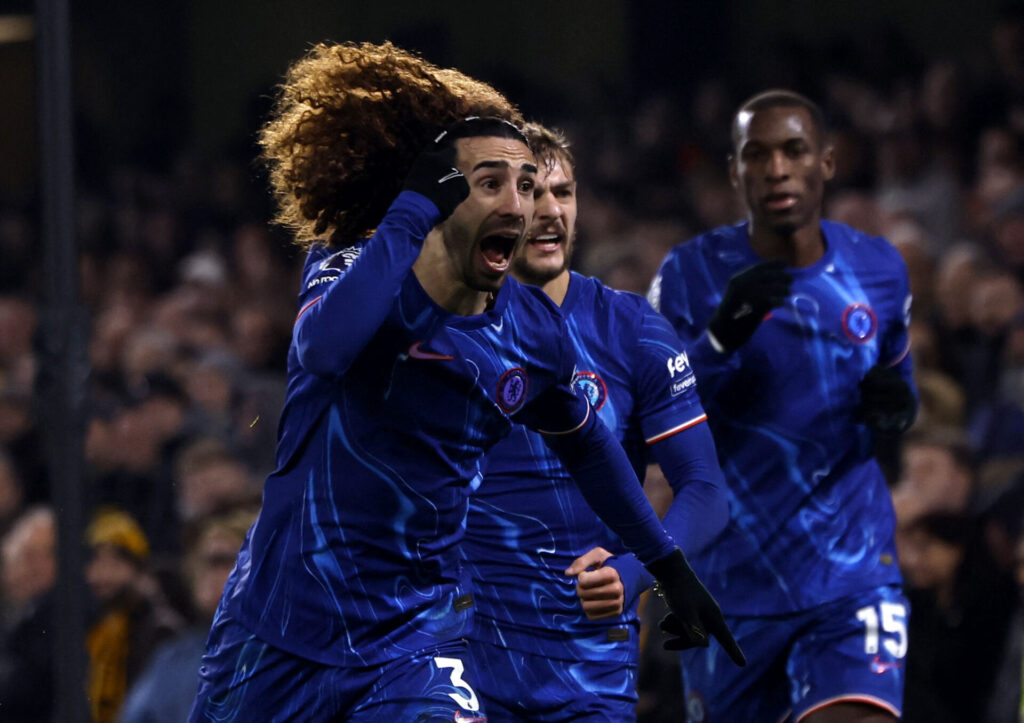 Chelsea-spilleren Cucurella fejrer en scoring i Premier League.