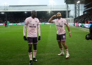 Yoane Wissa og Bryan Mbeumo i kamp for Brentford.
