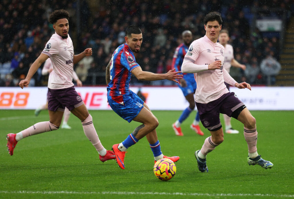 Christian Nørgaard i kamp for Brentford mod Crystal Palace.