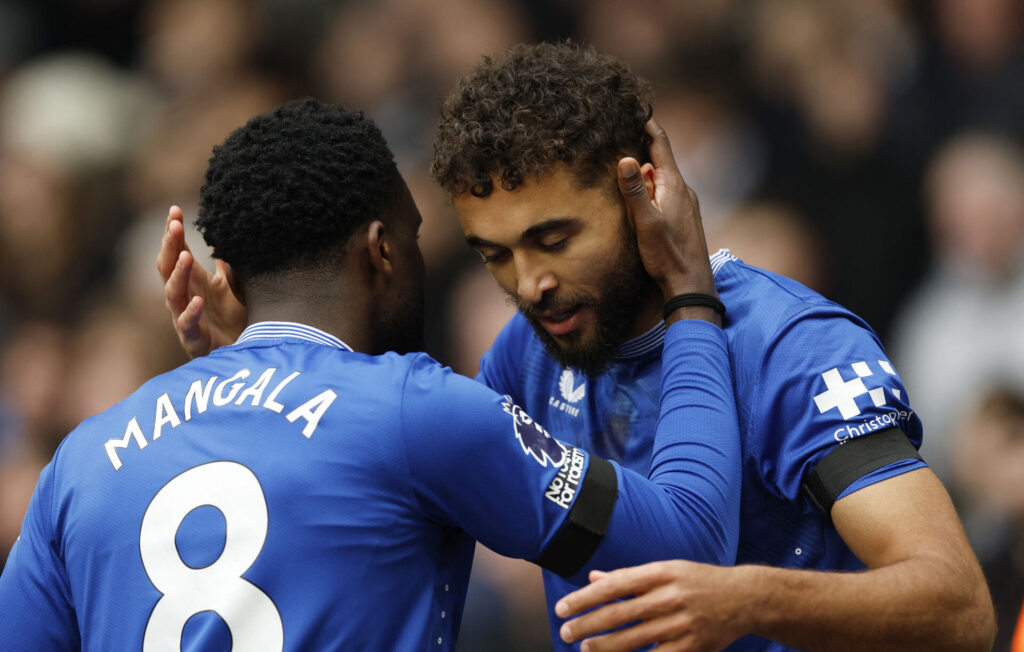 Orel Mangala og Dominic Calvert-Lewin.