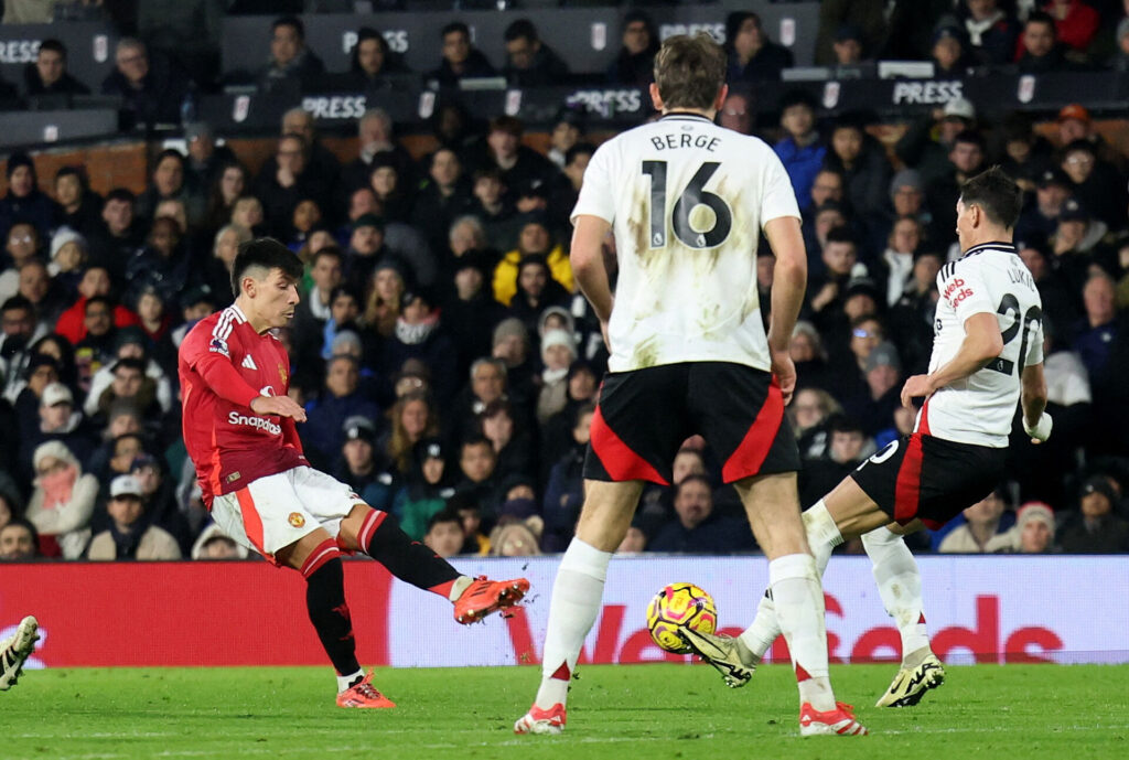 Lisandro Martinez sparker fra distancen og scorer mod Fulham.