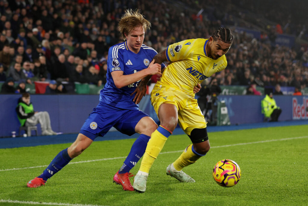 Victor Kristiansen i kamp om bolden mod Crystal Palace.