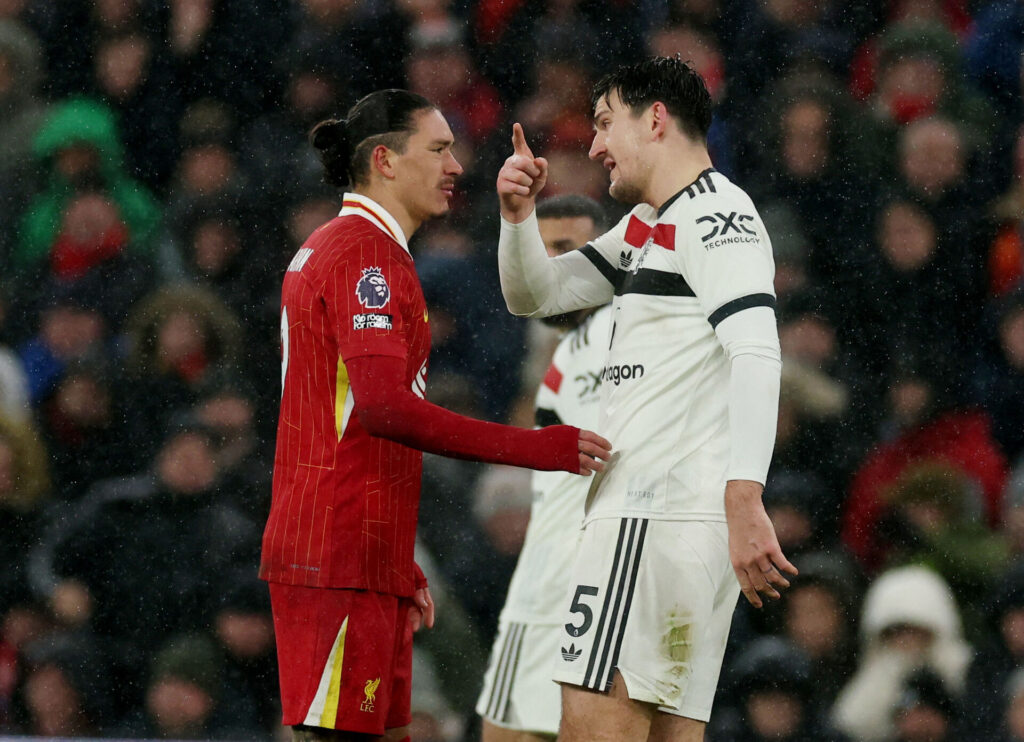 Darwin Nunez diskuterer med Harry Maguire.