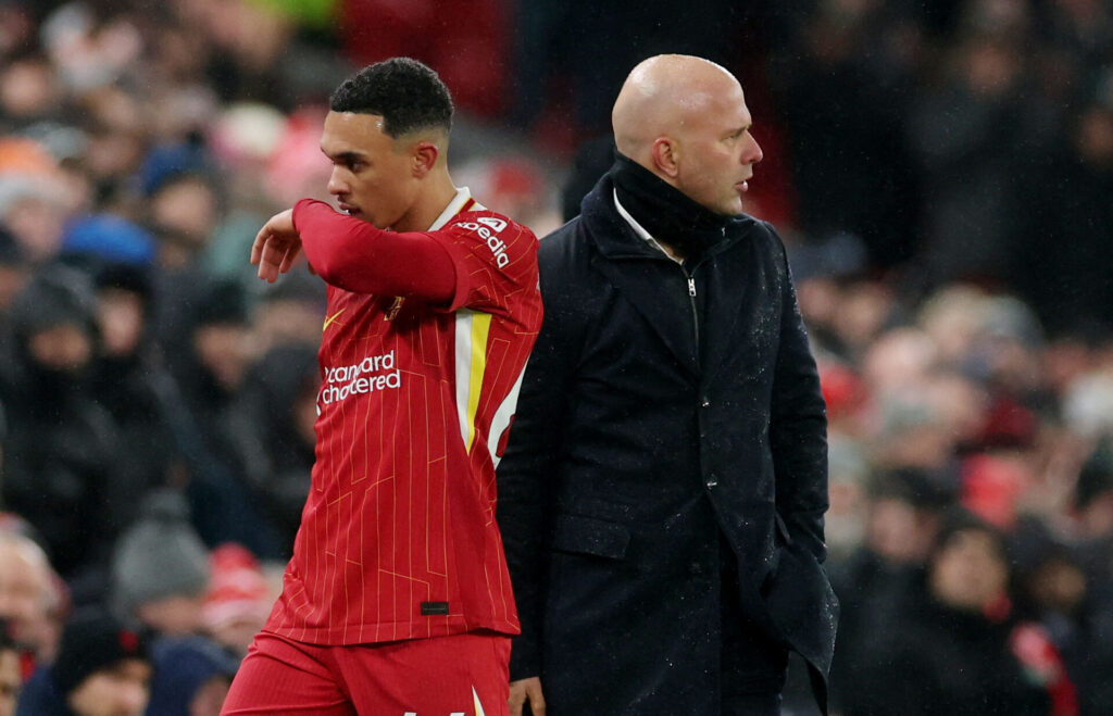 Trent Alexander-Arnold på vej fra banen under kampen mod Manchester United.