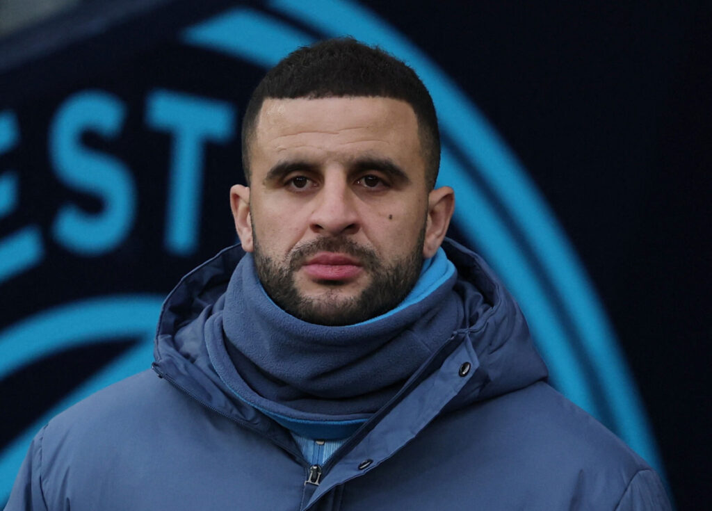 Kyle Walker stirrer tomt ud i luften iført Manchester City-tøj