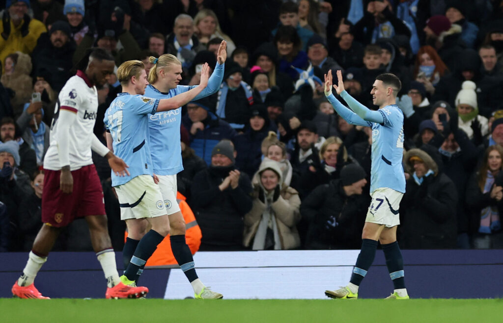 Manchester City-spillerne fejrer en scoring mod West Ham.