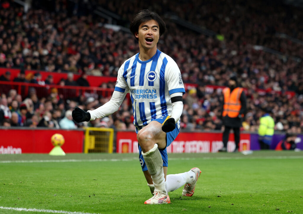 Kaoru Mitoma fejrer en scoring mod Manchester United.