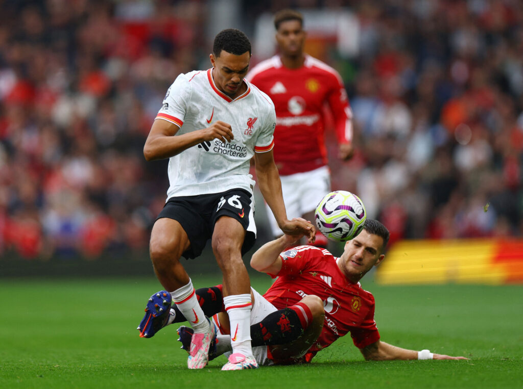 Trent Alexander-Arnold og Diogo Dalot i kamp om bolden.