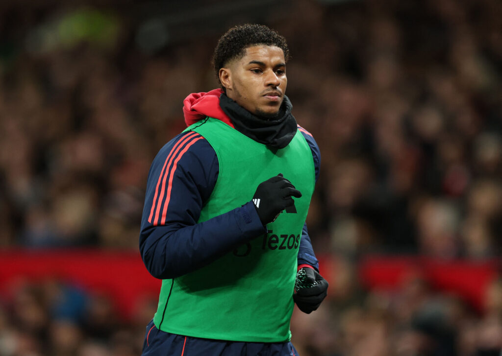 Marcus Rashford varmer op under en af Manchester Uniteds kampe.