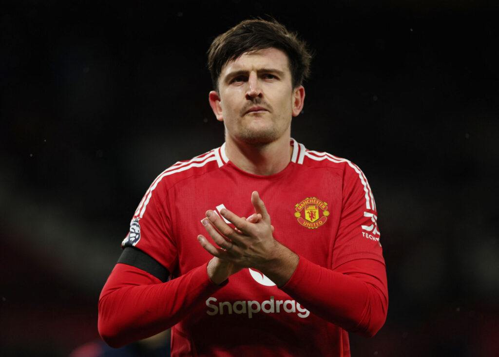 Harry Maguire klapper i sin Manchester United-trøje.