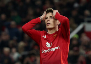 Alejandro Garnacho tager sig til hovedet.