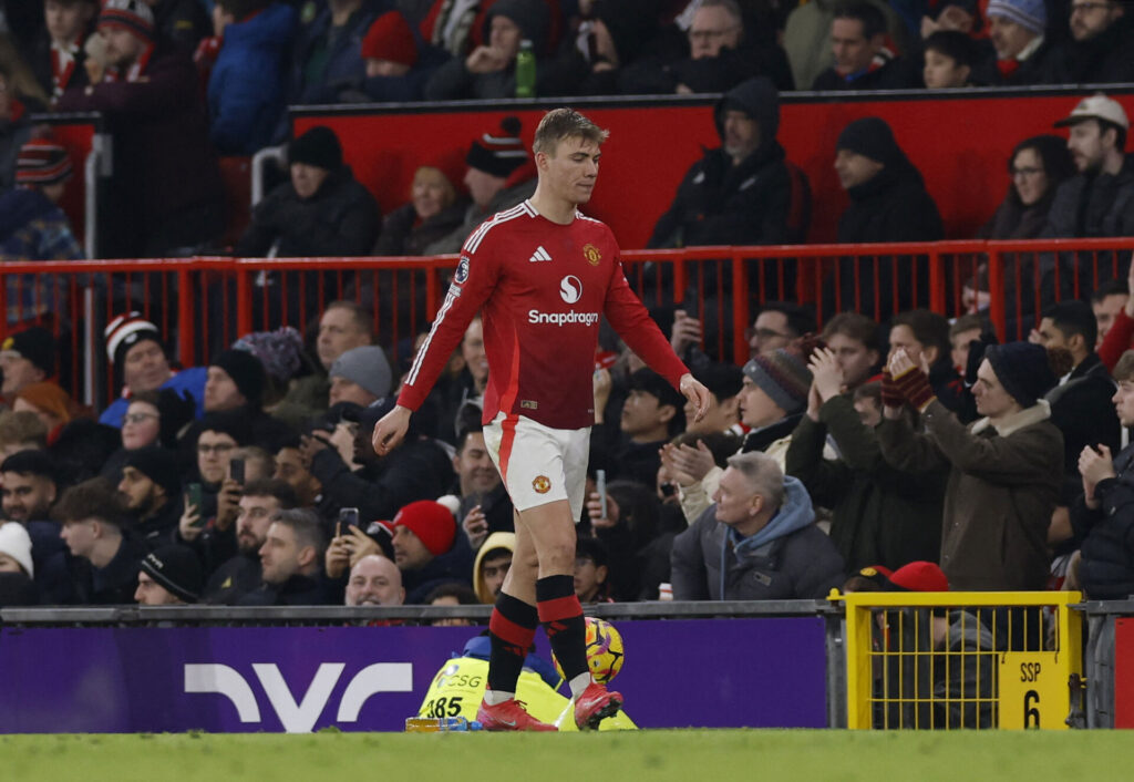 Rasmus Højlund på vej fra banen under kampen mellem Manchester United og Southampton.