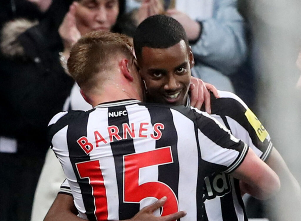 Harvey Barnes og Alexander Isak krammer efter Newcastles mål.