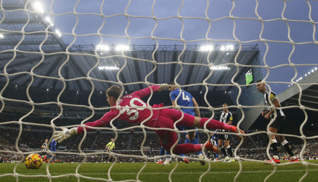 Mads Hermansen i færd med en redning for Leicester.