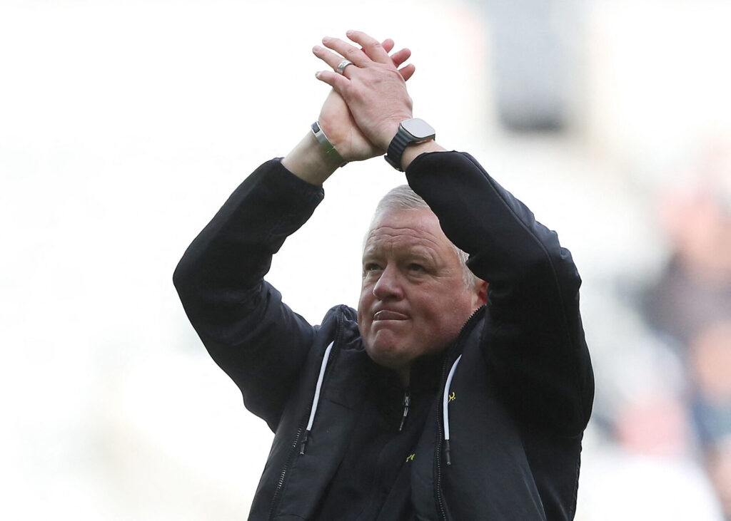 Chris Wilder klapper ud til tilskuerne i Sheffield United.