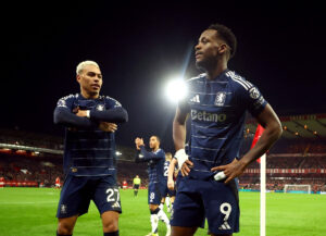 Jhon Duran fejrer en scoring for Aston Villa.