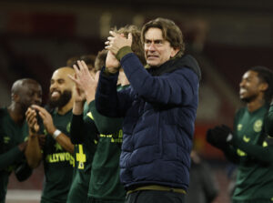 Thomas Frank klapper sammen med spillerne i Brentford efter sejren over Southampton.