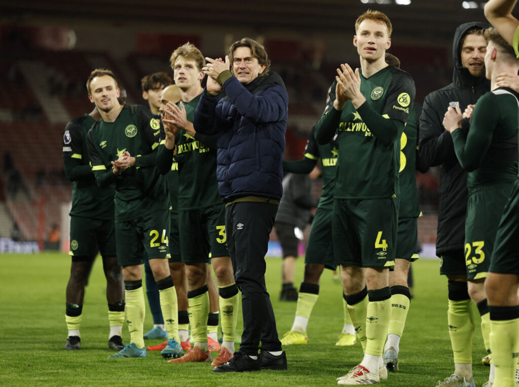 Brentfords spillere står og klapper ud til klubbens fans.