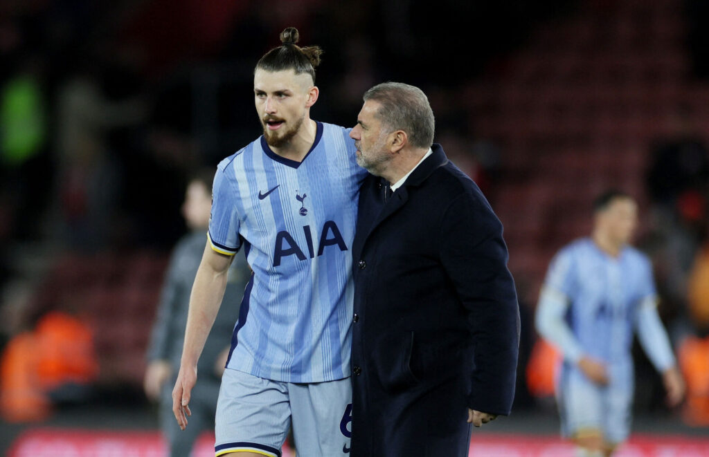 Radu Dragusin med armen om Ange Postecoglou.