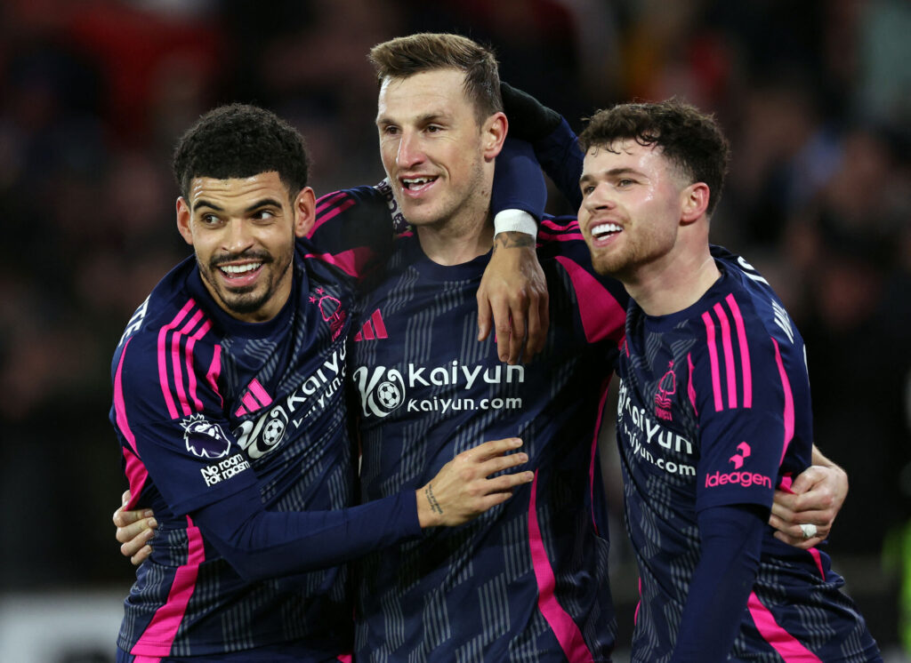 Nottingham Forest-spillerne Chris Wood, Morgan Gibbs-White og Neco Williams jubler efter en scoring