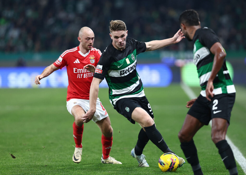 Viktor Gyökeres på bolden mod Benfica.