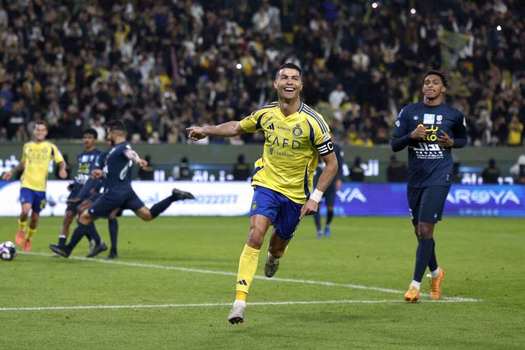 Cristiano Ronaldo med et smil på læben efter en scoring.