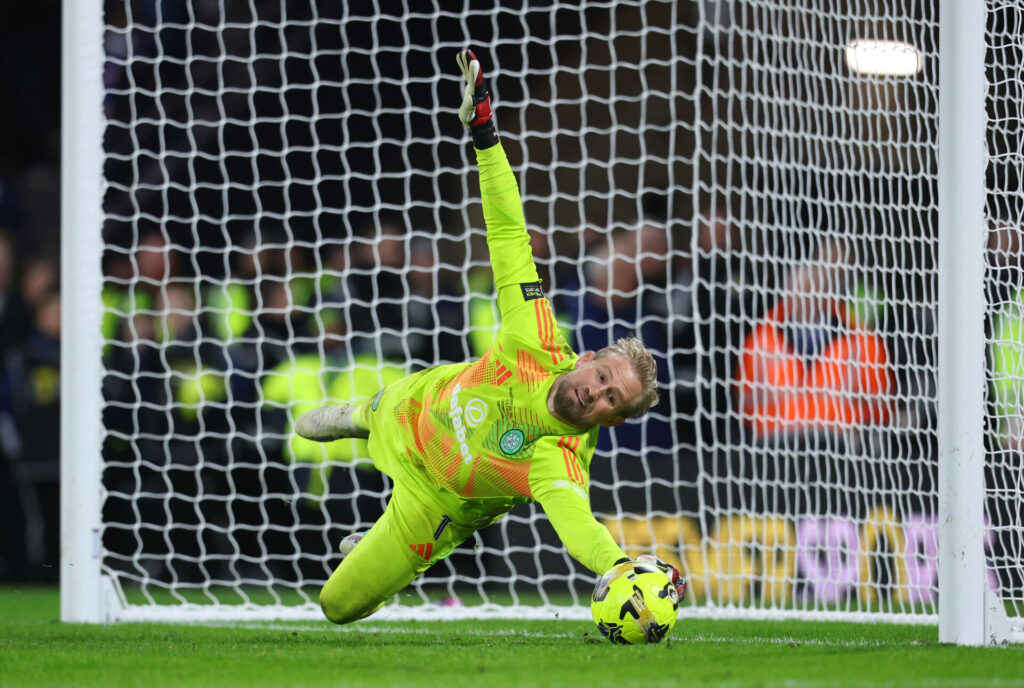 Kasper Schmeichel i færd med en redning for Celtic.