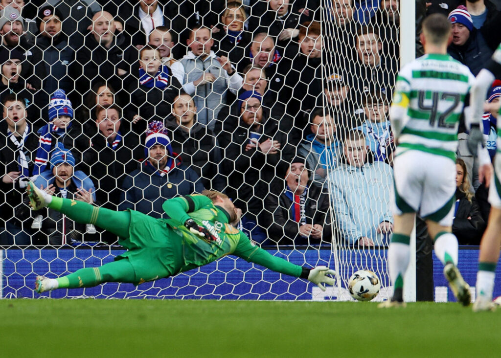 Kasper Schmeichel kaster sig efter en bold i Celtics mål.