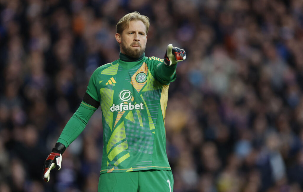 Kasper Schmeichel peger med fingeren.